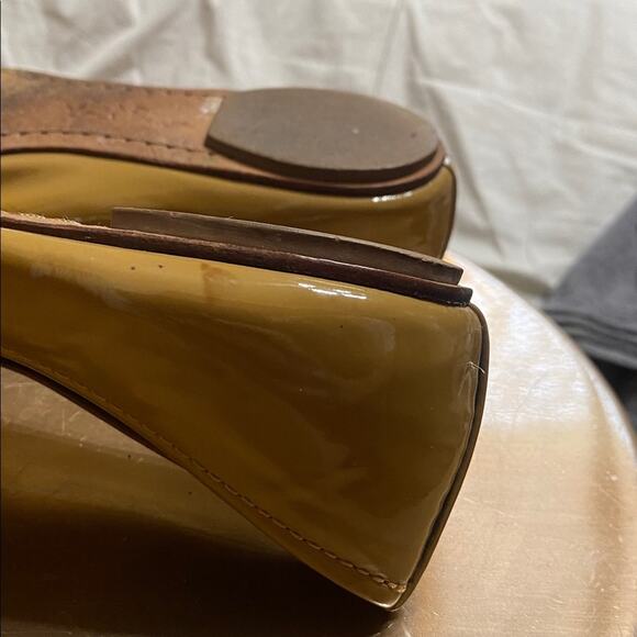 Tory Burch Pacey Ballet Flat Black Tan Patent Leather Cap Toe Gold Logo Preppy - Picture 10 of 11